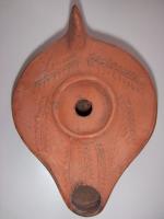 LMP-5273 - Lampe égyptienne tardiveterre cuiteLampe égyptienne tardive. Epaule ornée de motifs en feuille de palme. Argile orange, engobe orange. Anse à l'arrière.