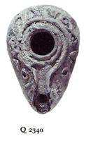 LMP-6045 - Lampe ovale terre cuiteLampe ovale. Bec avec canal. Volutes et cercles en relief décorant l'épaule.