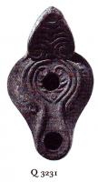 LMP-6050 - Lampe byzantine Palmette terre cuiteLampe à bec long à canal; corps massif; anse plastique en forme de palmette. Médaillon décoré d'un motif linéaire cordiforme; épaule ornée de demi-oves.