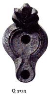 LMP-6052 - Lampe byzantine Palmette terre cuiteLampe à bec long à canal; corps massif; anse plastique en forme de palmette. Médaillon vierge; épaule ornée de traits centripètes.