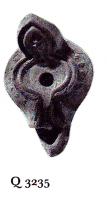 LMP-6054 - Lampe byzantine Feuille terre cuiteLampe à bec long à canal; corps massif; anse plastique en forme de feuille. Médaillon vierge; épaule ornée de points en relief.