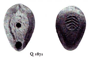 LMP-6058 - Lampe sicilienne tardiveterre cuiteLampe ovoïde à large bec à canal. Médaillon décoré de points en relief, base décorée d'une feuille de palme inscrite dans un cercle.
