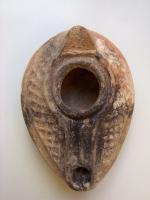 LMP-6070 - Lampe pantoufle byzantineterre cuiteLampe ovoïde à bec à canal incorporé. Epaule décorée d'entrelacs géométriques en relief. Petite anse conique - cassée - à l'arrière.