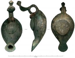 LMP-6082 - Lampe à bec allongé et réflecteur : feuille et boutonbronzeLampe en forme d'amande, à corps de profil biconvexe dont le bec légèrement relevé se termine par un méplat; le trou de remplissage est protégé par un couvercle articulé en forme de coquille; anse en anneau surmontée d'un poucier en feuille cambrée et bouton terminal biconique.