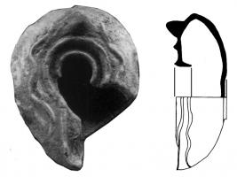 LMP-6083 - Lampe en forme d'amandeterre cuiteRéservoir en forme d'amande avec canal, de profil biconique. Anse en tenon conique. Trou de remplissage centré, cerné de deux cordons; sur l'épaule, décors curvilignes en relief. Bec pointu non saillant; base plate non délimitée.