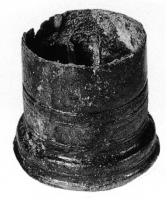 LTN-4015 - Brûleur de lanternebronzeForme coulée, à base large; corps cylindrique, marqué de filets incisés à mi-hauteur; base moulurée et légèrement évasée.