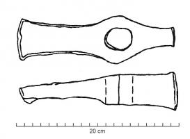 MAR-4019 - MarteauferTPQ : -30 - TAQ : 500Marteau avec deux extrémités asymétriques, une courte table de frappe étroite et un longue panne à extrémité de section rectangulaire; l’œil circulaire est percé au centre d'un renflement.  