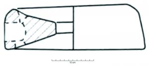 MEU-3002 - Catillus de meule rotativepierrePartie supérieure (mobile) d'un moulin rotatif à bras ; disque épais, plus mince au centre que sur le pourtour, face supérieure plane ou concave, face inférieure toujours conique pour s'adapter à la partie fixe (meta) du dispositif.