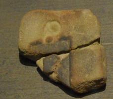 MOU-1023 - Moule : poignardpierreMoule en pierre creusée d'une empreinte pouvant correspondre à la forme d'une lame de poignard ; traces de coulée de métal en fusion.