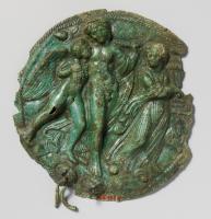 MRR-3010 - Miroir bivalve étrusque avec plaque décorative figurée en reliefbronzeMiroir circulaire articulé à l'aide d'une charnière avec un couvercle à l'extérieur duquel se trouve un décor figuré en relief, sur une plaque travaillée au repoussé. Parfois doté d'une poignée ou anse en étrier ou en oméga pouvant faire office de dispositif de suspension. La bordure de la plaque décorative traitée en chevrons (palme ou en arêtes de poisson) est caractéristique.