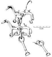 MRS-2003 - Mors de type VetuloniabronzeTPQ : -700 - TAQ : -600Mors brisé dont les appliques latérales ont la forme d'un cheval stylisé, avec une perforation centrale pour l'articulation de la tige, accostée de deux bélières pour les rênes. Les pattes de l'animal sont terminées par des anneaux et reliées par une barre sur laquelle sont posés deux protomés d'oiseaux stylisés.