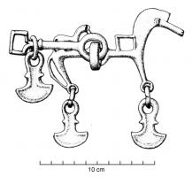 MRS-2005 - Mors de type CerveteribronzeTPQ : -700 - TAQ : -600Mors brisé dont les appliques latérales ont la forme d'un cheval stylisé, avec une perforation centrale pour l'articulation de la tige, accostée de deux bélières pour les rênes; celle de l'arrière est constituée par l'intervalle entre les pattes d'un petit cheval stylisé. Les pattes du grand cheval sont terminées par des anneaux, auxquels on observe parfois des pendants à base arrondie.
