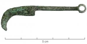 OMI-4006 - Outil miniature : serpebronzeReproduction miniature d'une serpe, à long manche rectligne terminé par un anneau.