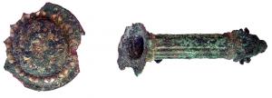 PAT-3002 - PatèrebronzePatère à manche cannelé, terminé par une tête de bélier, rehaussée d'argent; un motif en forme de fleuron forme l'applique reliant le manche à la vasque; au centre, emblema rapporté, en forme de fleuron, également rehaussé d'argent.
