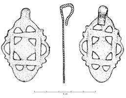 PDH-4098 - Pendant de harnais à crochetbronzePendant en tôle, de forme approximativement losangique, ajouré pour dégager deux carrés inscrits, avec des demi-cercles sur les côtés et une pelte à la base.