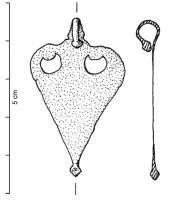 PDH-4108 - Pendant de harnais à crochetbronzeTPQ : 1 - TAQ : 100Pendant de harnais à crochet, de forme générale foliacée, avec deux ajours en forme de pelte, corps lisse, effilé vers le bas; lest conique à la base.