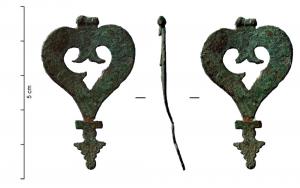PDH-4151 - Pendant de harnais foliacé, à charnièrebronzePendant de harnais foliacé à charnière, ajouré d'un motif végétalisant stylisé, se terminant par un lest foliacé, dentelé.