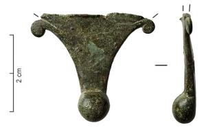 PDH-4172 - Pendant de harnais à crochetbronzePendant cordiforme, lest en forme de goutte à la base ; la plaque principale est accostée vers la pointe de deux ergots latéraux.