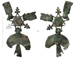 PDH-4189 - Pendant de harnais à crochetbronzePendant en forme de lunule, avec au revers de la partie centrale une bélière d'où pend un pendant secondaire de forme triangulaire allongée.