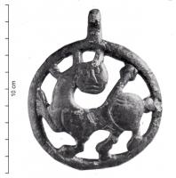 PDH-6002 - Pendant de harnaisbronzePendant circulaire ajouré, les découpes dégageant la figure d'un fauve (lion ?) marchant à gauche, la tête retournée en arrière; anneau de suspension sommital.