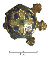 PDH-7048 - Pendant armoriébronzePendant circulaire, entourée de sept pétales ou feuilles ciselées de nervures; au centre, croix dans un octolobe; émaux blanc et bleu, dorure.