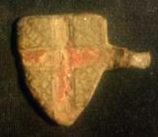 PDH-7052 - Pendant armoriébronzePendant en forme d'écu : d'or à la croix de gueules ; fixation latérale.
