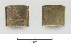PDM-5034 - Poids quadrangulaire : A (1 nomisma)bronzeTPQ : 500 - TAQ : 700Simple plaquette épaisse, de forme carrée, marqué sur une face d'un A (pour 1 [nomisma]), incisé ; revers lisse.