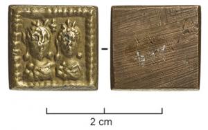 PDM-5035 - Poids quadrangulaire : couple impérialbronzeTPQ : 500 - TAQ : 550Bustes d'un couple impérial, dans un cadre de grènetis (poids en bronze recouvert d'une feuille de laiton au repoussé) ; entre eux, une croix.