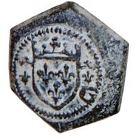 PDM-8004 - Poids monétaire : Charles VII à Louis XIbronzePoids hexagonal pour contrôler l'écu à la couronne neuf.
 Écu de France couronné, accosté de deux lys couronnés.
Valeur 2Deniers 17Grains = 3.49gr.
