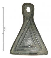 PDQ-1036 - Pendeloque triangulaire à décor moulébronzePendeloque triangulaire allongée, coulée, dont une face comporte un décor moulé constitué de caissons imbriqués ou de triangles inscrits.