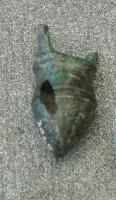 PDQ-2027 - Pendeloque en forme de panierbronzePendeloque creuse, en bronze coulé, présentant généralement une ou deux perforations; corps renflé (ouvert ou non par dessus) prolongé par un large anneau transversal, parfois quelques moulures au sommet de la 