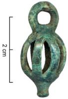 PDQ-2043 - Pendant-cagebronzePendant coulé, en forme de cage ovoïde (destinée à contenir une petite bille en matiere périssable), muni d'un anneau de suspension coulé au sommet et d'un appendice en bouton à la base.