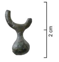 PDQ-2069 - Pendeloque globulairebronzePendeloque à corps lenticulaire, massif, avec anneau de suspension plat coulé, perforation transversale.