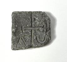 PDS-5018 - Poids quadrangulaireplombPoids quadrangulaire, gravé sur une face d'un chrisme, accosté des lettres A et Ω.