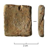 PDS-5032 - Poids quadrangulaire : N (6 nomismata)plombSimple plaquette épaisse, de forme carrée, marqué sur une face d'un N (pour nomisma) ; revers lisse.