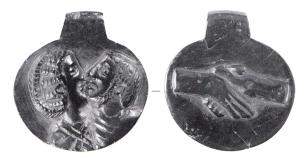 PDT-4033 - Pendentif : bustes, dextrarum iunctiojaisPendentif ovale ou circulaire, représentant l'un côté les bustes de deux époux s'embrassant, de l'autre l'union de deux mains droites (dextrarum iunctio); perforation transversale au sommet.