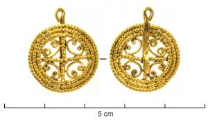 PDT-4035 - PendentiforTPQ : 550 - TAQ : 600Pendentif circulaire, comportant généralement une bande externe, à l'intérieur de laquelle le vide central est divisé en quatre quartiers, épaulés par des segments en forme de peltes dans les écoinçons; les différents éléments sont souvent bouletés; anneau de suspension rubané.