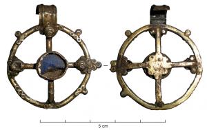 PDT-5034 - PendantargentPendant figurant un motif cruciforme, inscrit dans un cercle ; cabochon de verre au centre.