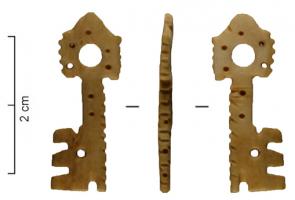PDT-9013 - Pendentif en forme de cléivoireTPQ : 1500 - TAQ : 1850Pendentif en ivoire décoré de plusieurs trous dont certains sont perforants, avec des ciselures ou rayures sur les deux tranches.