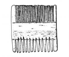 PGN-7001 - Peigne à deux rangées d'une seule pièce (Ashby 14b)os ou ivoireTPQ : 1300 - TAQ : 1625Peigne à deux rangées de dents symétriques, de largeur inégale, sépaées par une bande lisse; côtés également lisses; peignes de petite taille.