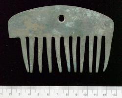 PGN-9007 - Peigne en alliage cuivreuxbronze ou cuivrePeigne à poignée curviligne percée d'un trou de suspension, à une rangée de dents