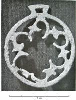 PHH-4006 - Phalère de harnaisbronzeTPQ : 200 - TAQ : 300Phalère circulaire avec décor ajouré d'une hélice de trompettes schématisées; bélière trapézoïdale.