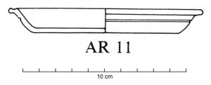 PLA-4026 - Assiette AR 11verrePlat pressé dans jun moule, paroi oblique (filet meulé à mi-hauteur sur la face externe) à petit marli horizontal, fond plat sans support annulaire.