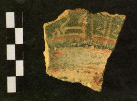 PLA-9004 - AssiettestéatiteTPQ : 975 - TAQ : 1085Assiette à parois épaisses et marli horizontal. Á l'intérieur, décor peint sur le marli en noir, rouge et blanc (ddécor épigraphique en caractères arabe coufiques).