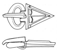 PLB-5152 - Plaque-boucle articuléebronzeTPQ : 500 - TAQ : 600Plaque-boucle articulée, boucle massive avec une pointe ogivale sur le repos d'ardillon ; plaque triangulaire ornée d'un décor riveté : pierres ou verroteries serties.