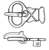 PLB-5175 - Plaque-boucle rigidebronzeTPQ : 600 - TAQ : 675Plaque-boucle non articulée, à boucle ovale, encochée pour le repos d'ardillon ; la plaque est courte et étroite, formant une languette ornée d'incisions ; au revers, bélières coulées permettant de fixer la boucle sur la ceinture.