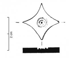 PQM-4004 - Placage de coffretosTPQ : 1 - TAQ : 250Placage (de coffret ?), de section rectangulaire, en forme de carré à côtés concaves, creusé au centre d'un double cercle oculé. Revers laissé brut avec traces de sciage, pour faciliter le collage.