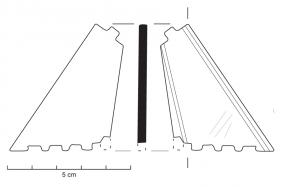 PQM-4010 - Placage de coffretosPlaquette en forme de triangle rectangle dont les extrémités sont denticulées et dont une des faces a été polie et ornée de rainures latérale.