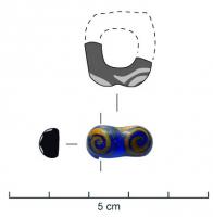 PRL-3533 - Perle annulaire gracile : décor spiraléverreTPQ : -200 - TAQ : -50Perle annulaire gracile (D. perforation > D. section) en verre coloré bleu ; décor en surface 