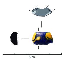 PRL-3534 - Perle annulaire gracile : décor de filetsverrePerle annulaire gracile (D. perforation > D. section) en verre coloré bleu ; décor rapporté de filets et tâches informes jaunes.